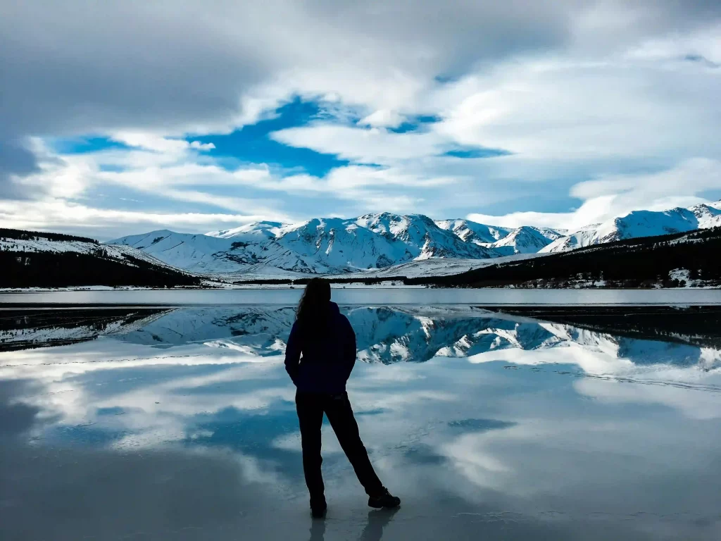 Imagem de uma mulher apreciando a vista na Patagônia.